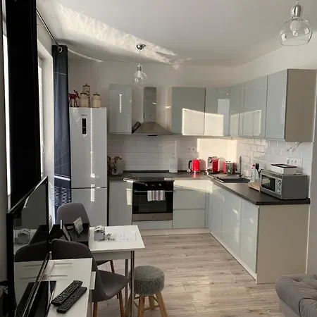 Bl - The Lenka, 24hr Self Check-in, Free Private Parking, Balcony With Mountain View, 5 Minute Walk To Center Lägenhet